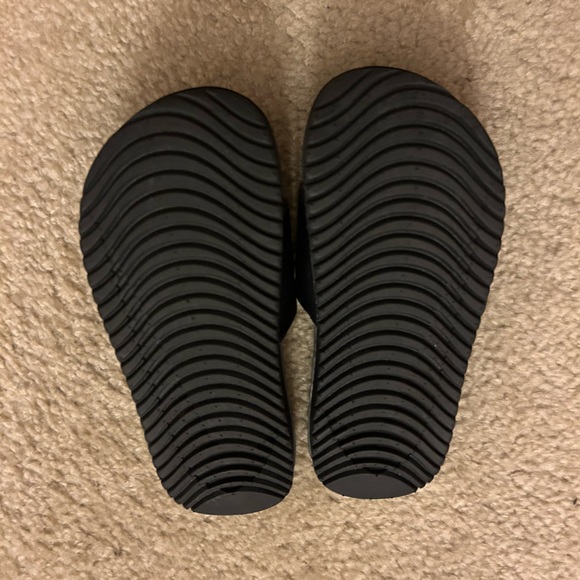 ***Sold***Like new Nike boys sandals Size 13 Black with white swish - Picture 2 of 2